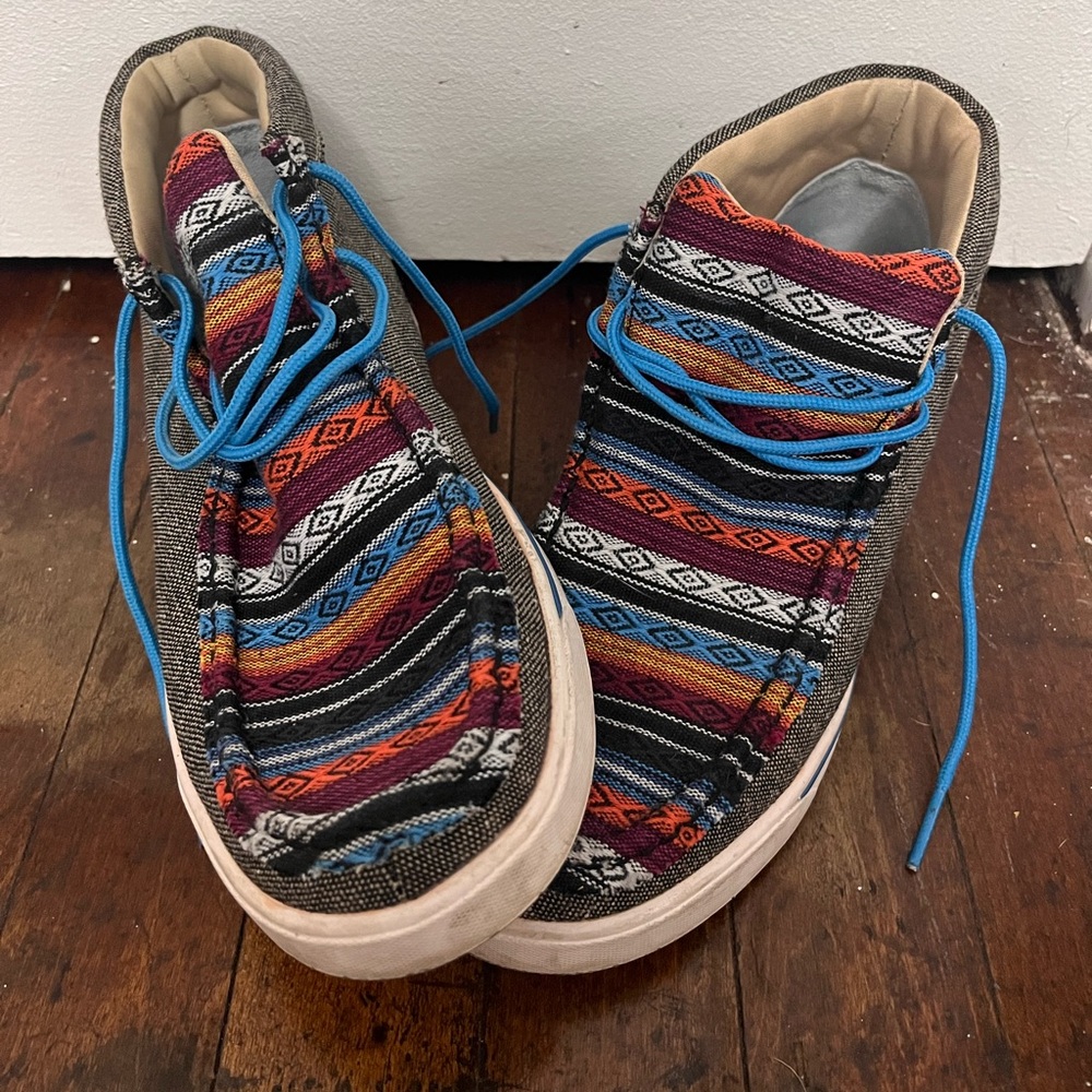 Wrangler Textured Casual Shoes with Blue Laces - Picture 1 of 4